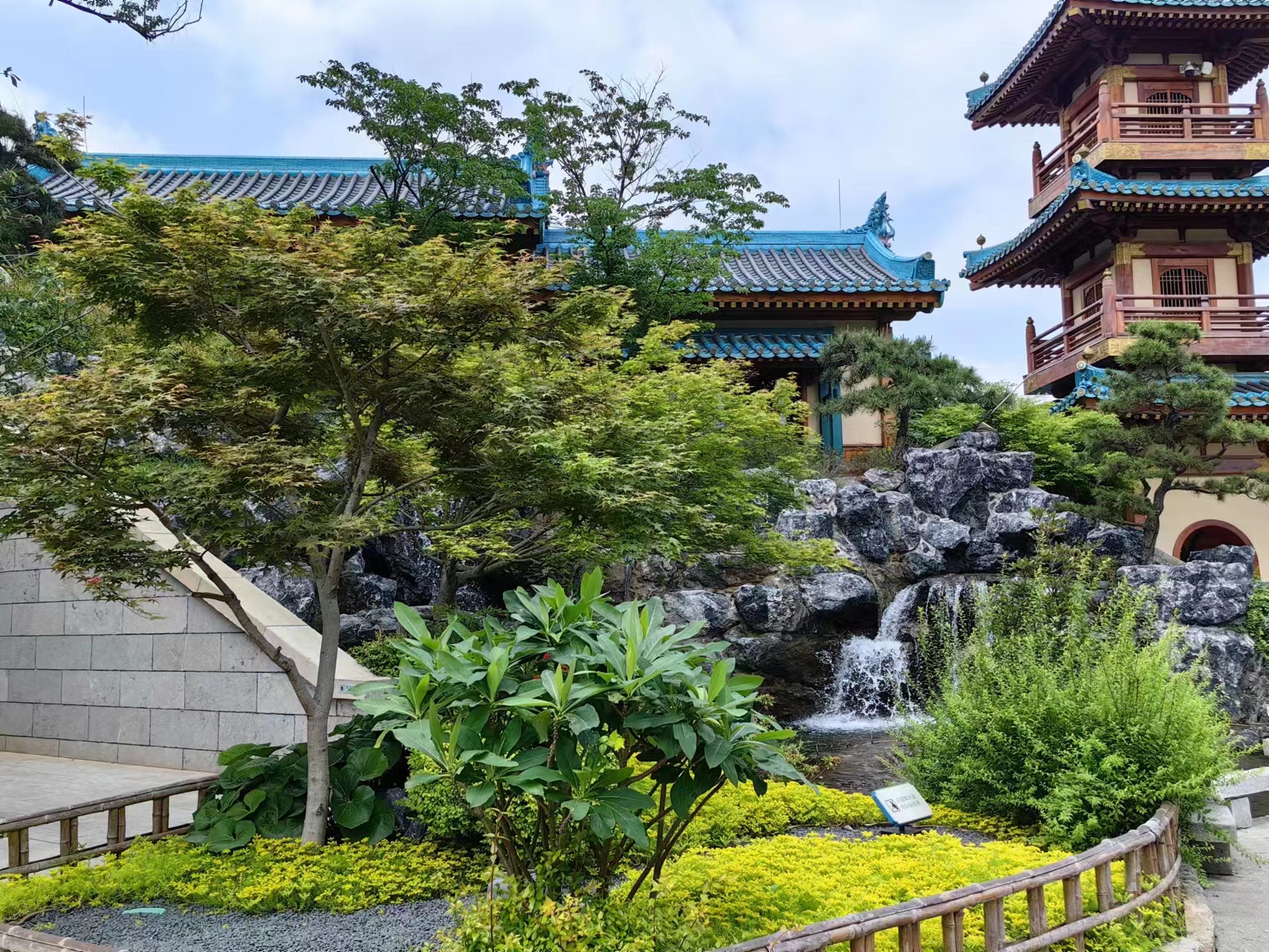 炎熱的夏季遇到臺(tái)風(fēng)風(fēng)暴天氣，綠化養(yǎng)護(hù)工程應(yīng)該怎么辦？